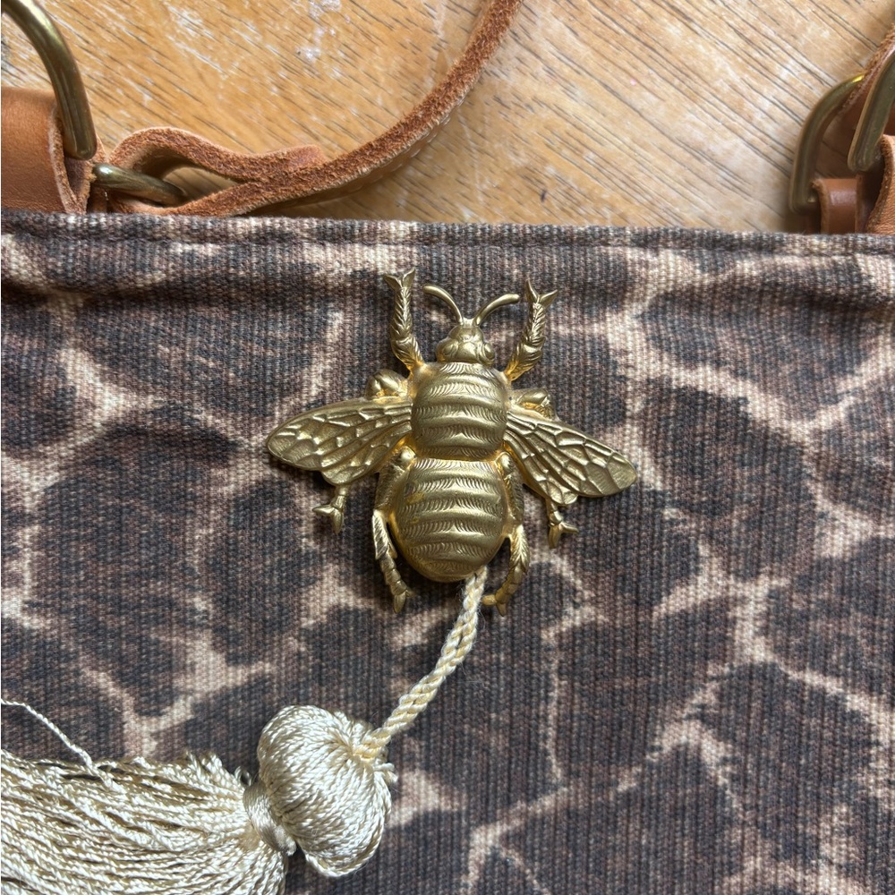 Giraffe print tote with Bee Broach and leather handles - Picture 2 of 11